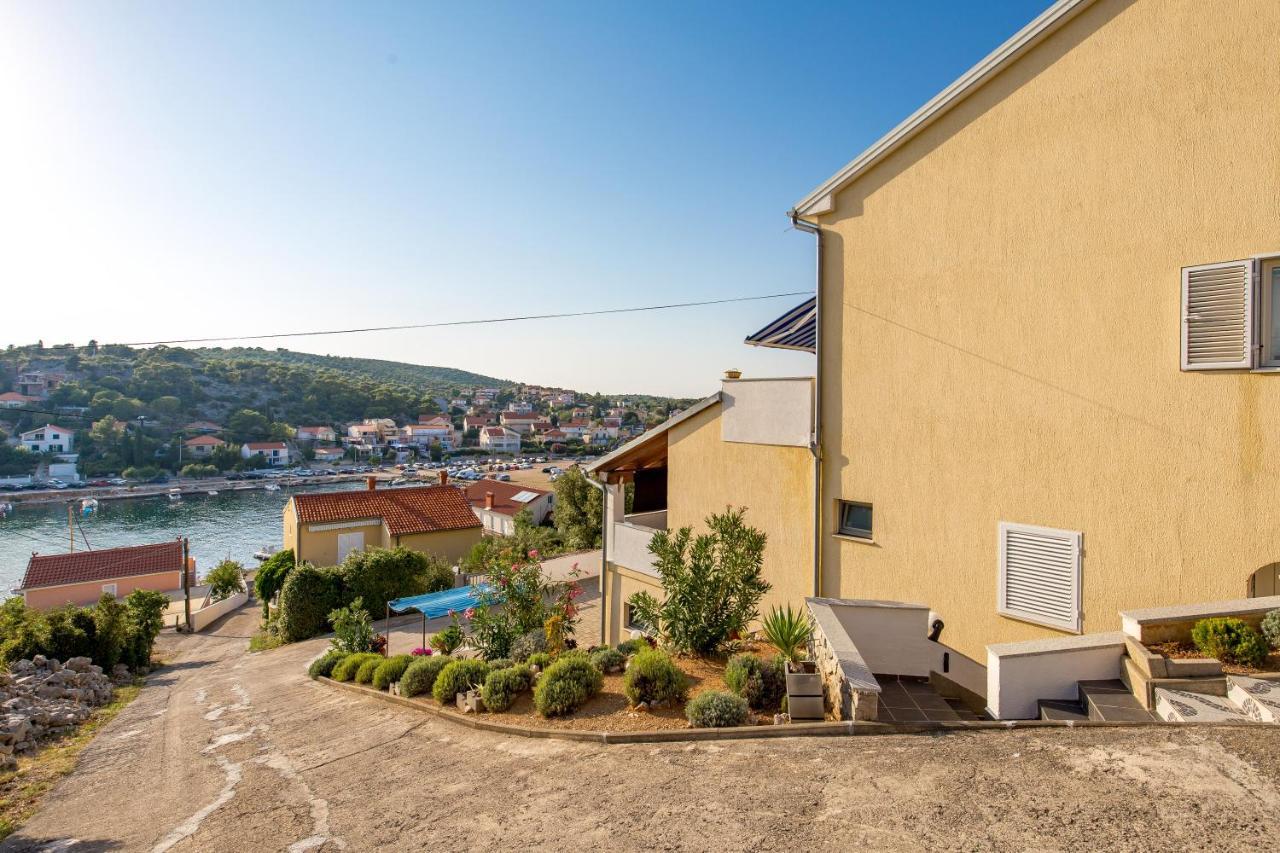 Dvorine * Tisno