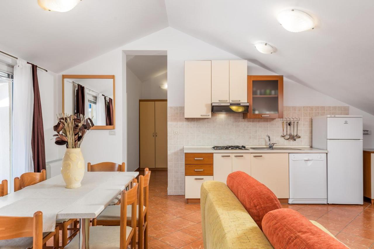 Dvorine Apartment *