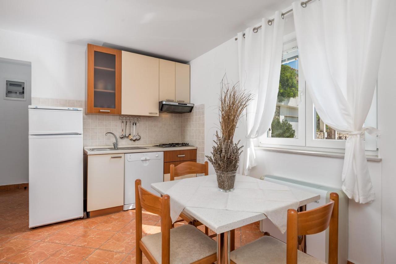 Apartment Dvorine *