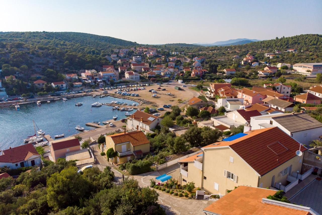 Dvorine Tisno